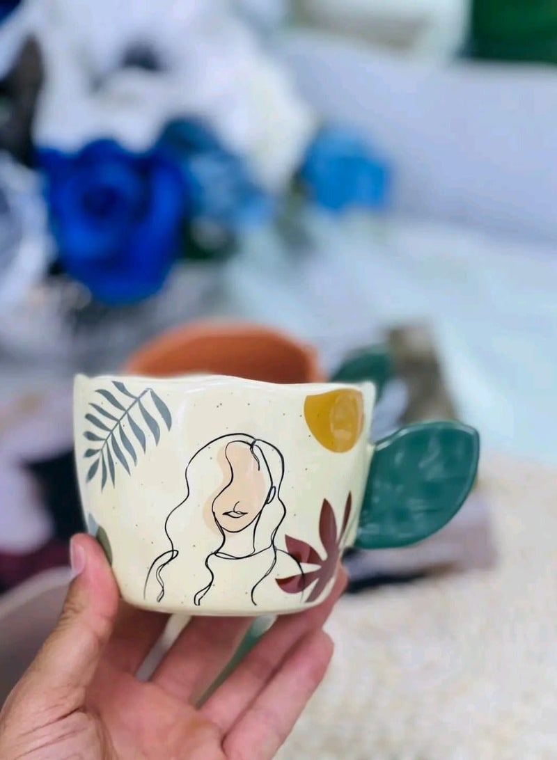 مج بورسلين فاخر سعة 360 ملي باللون البيج الكريمي المنقط بتصميم "لاين آرت" عصري ويد فريدة على شكل ورقة شجر خضراء لإضافة لمسة فنية وراقية لقهوتك الصباحية - Image 3